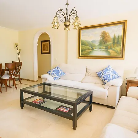 Aparment Neptuno- Located On The Promenade A Few Metres From The Beach. شقة إِستيبونا